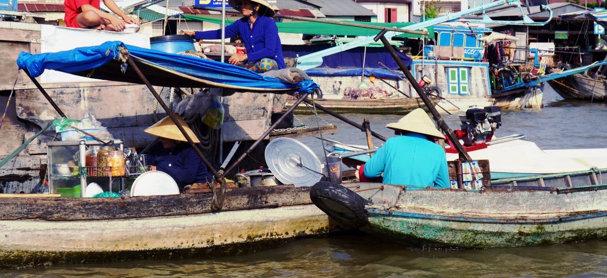 Foto di barche del mercato galleggiante nel Mekong Delta in Vietnam.
