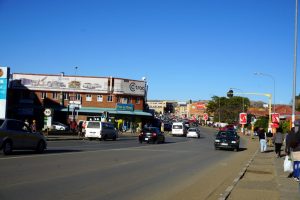 Foto di una strada in centro a Maseru, capitale del Lesotho e tappa in un itinerario di viaggio.