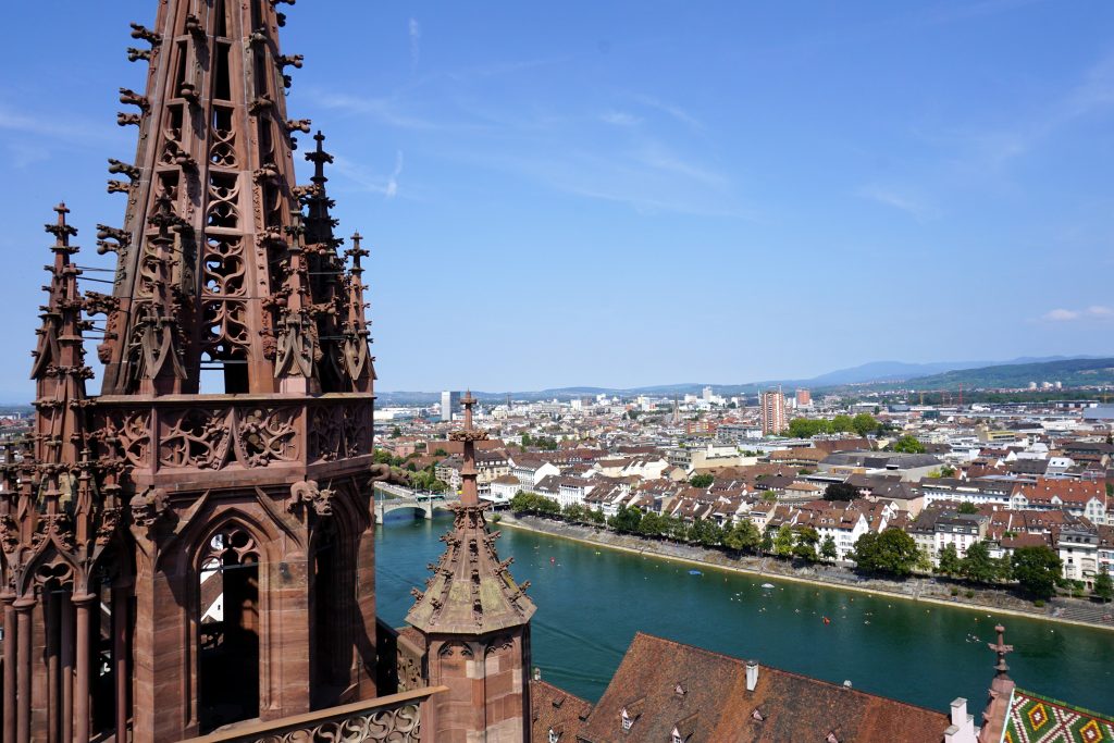 Foto panoramica scattata dalla cattedrale di Basilea in una giornata estiva.