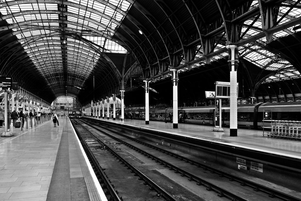 Foto di una stazione in bianco e nero.