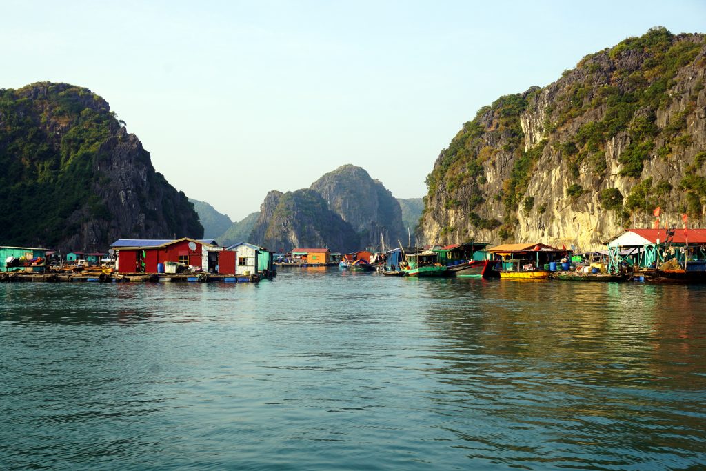 Foto dei villaggi galleggianti di Ha Long Bay nei pressi di Cat Ba Island.