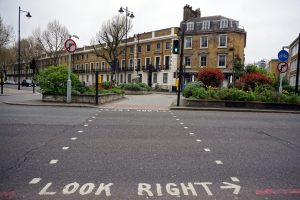 Foto di una strada con la scritta "look right".