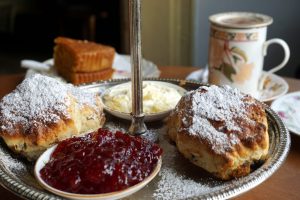 Foto di scones londinesi serviti con del tè.