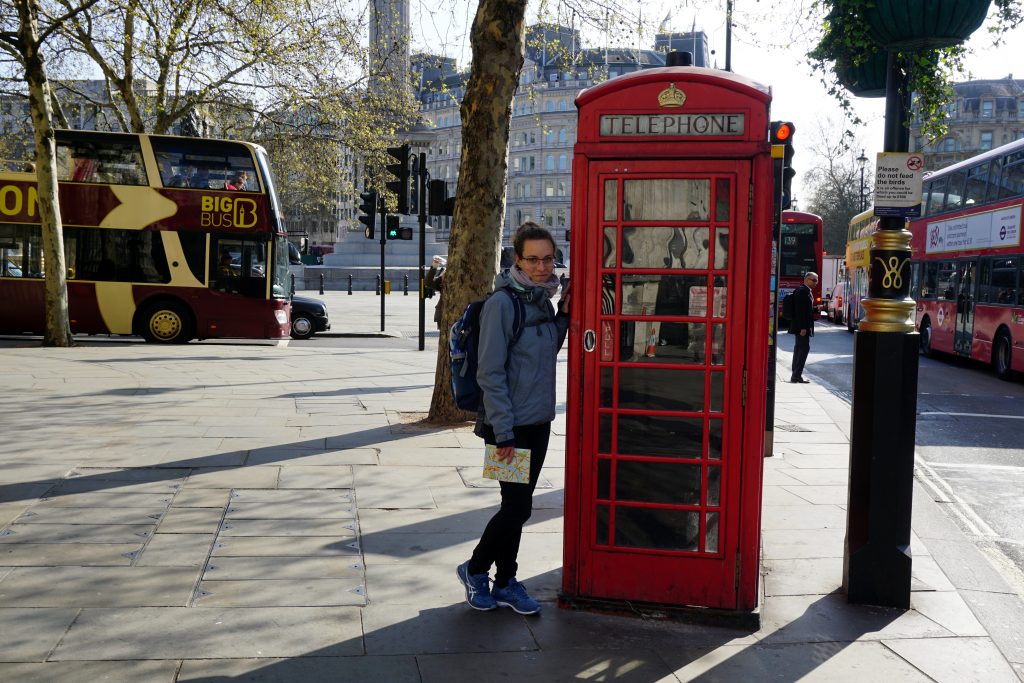 Foto di una cabina telefonica a Londra in primavera.