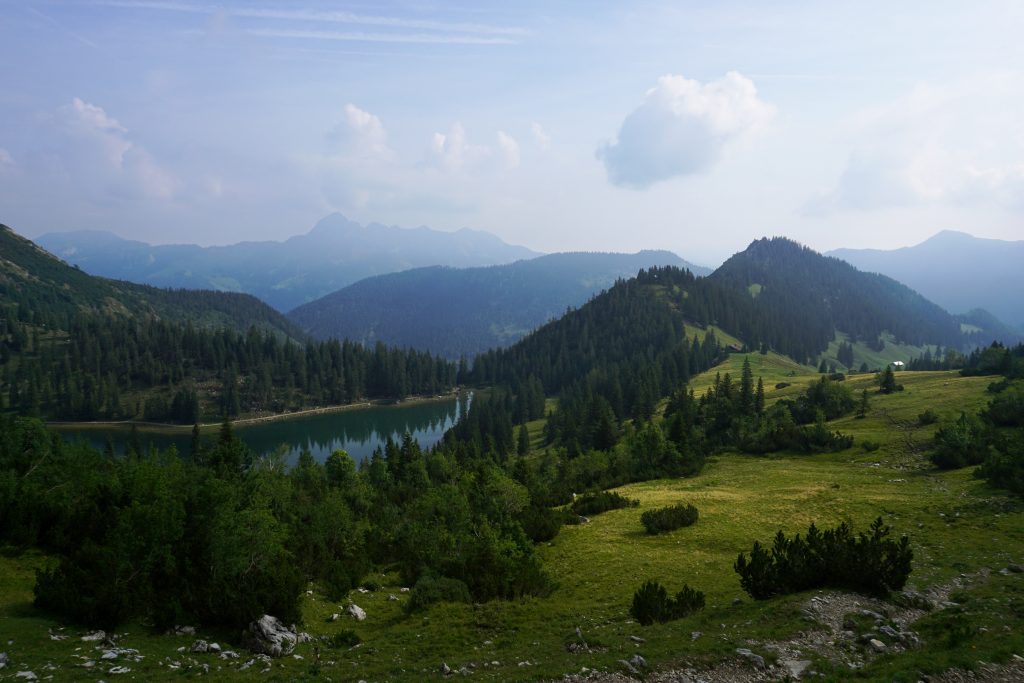 Foto dello Stoinsee e panorama nelle Alpi Bavaresi.