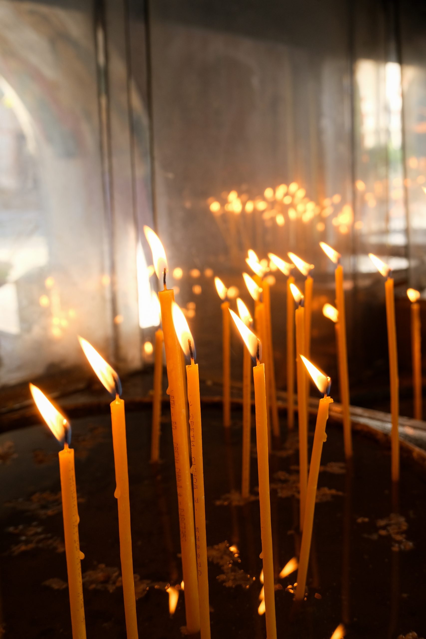 Candele accese al Monastero Bachkovo, Bulgaria.
