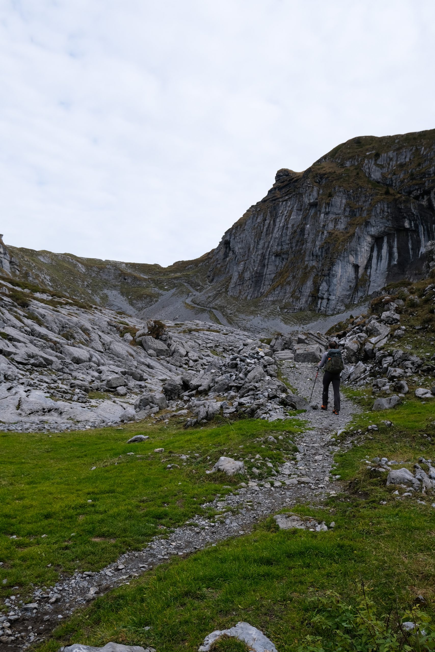 Sentiero nel trekking per la cima dell'Ortstock, Svizzera.