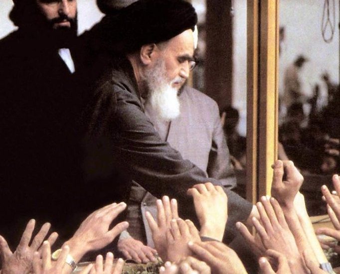 Fotografia di Khomeini tra la gente, Iran.