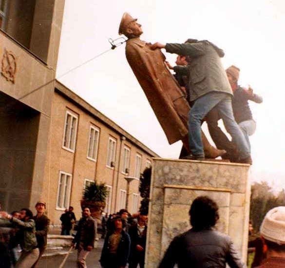 Foto di studenti dell'Università di Teheran che abbattono una statua dello scià durante la rivoluzione, Iran.