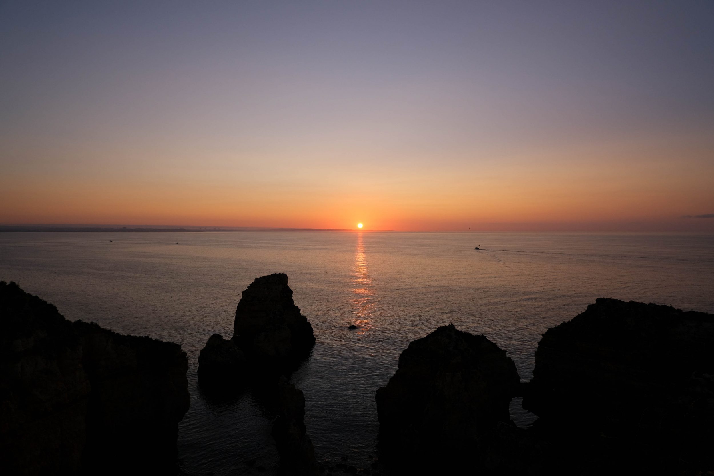 Foto dell'alba vista da Ponta da Piedade, Lagos, Portogallo.