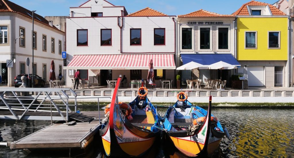 Foto di due barche tipiche di Aveiro, Portogallo.