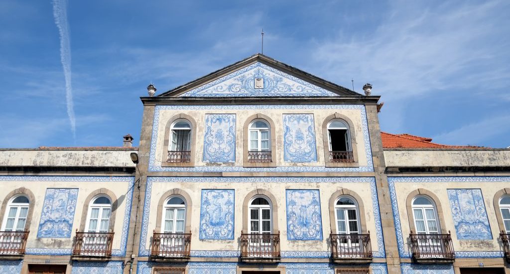 Foto di una casa con azulejos ad Aveiro, Portogallo.