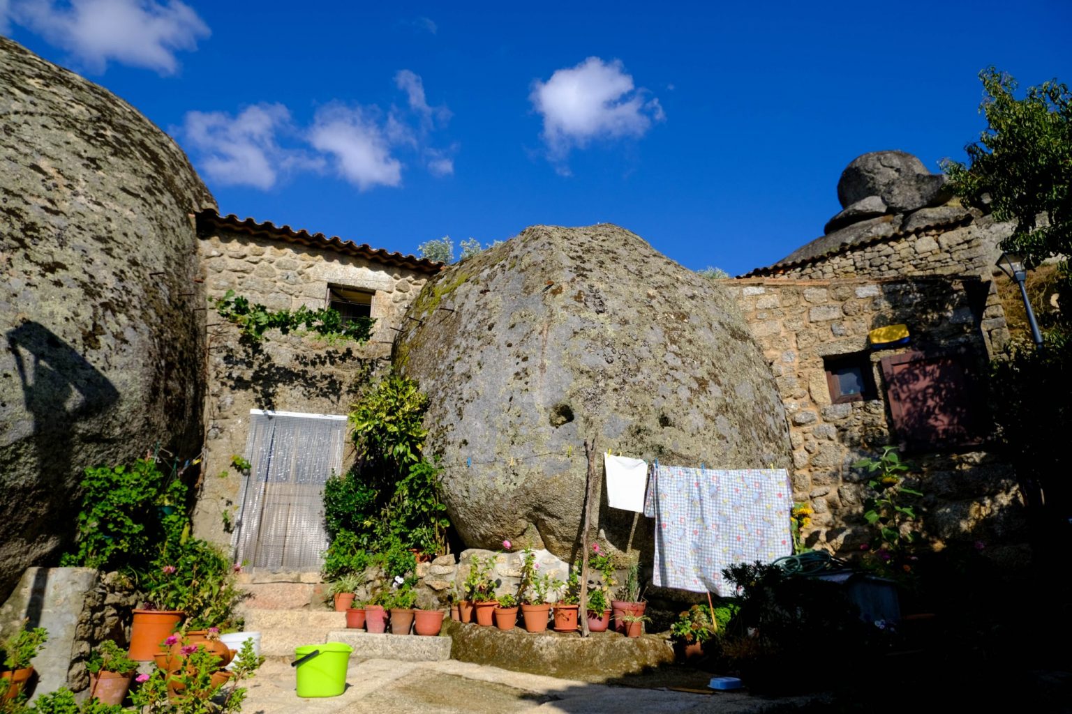 Foto di una casa tra due rocce a Monsanto, Portogallo.
