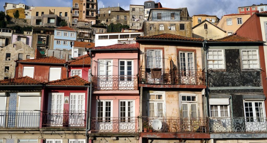 Foto delle colorate case di Porto, Portogallo.