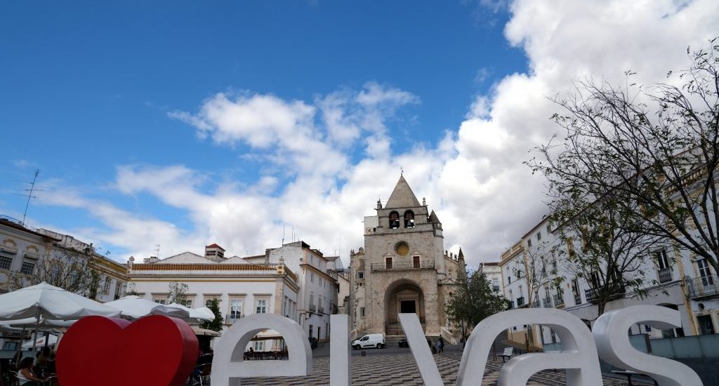 Foto della piazza di Elvas, Portogallo.