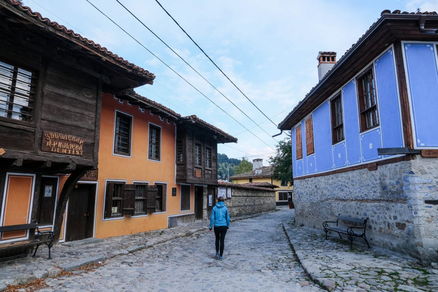 Foto del centro di Koprivshtitsa con le sue tipiche casette colorate, Bulgaria.