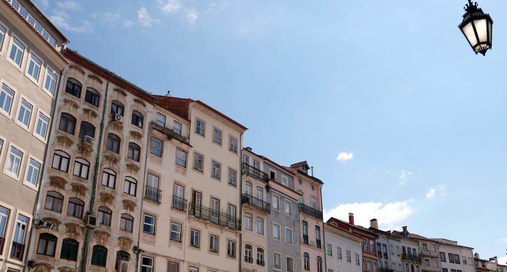 Foto delle case nel centro di Coimbra, Portogallo.