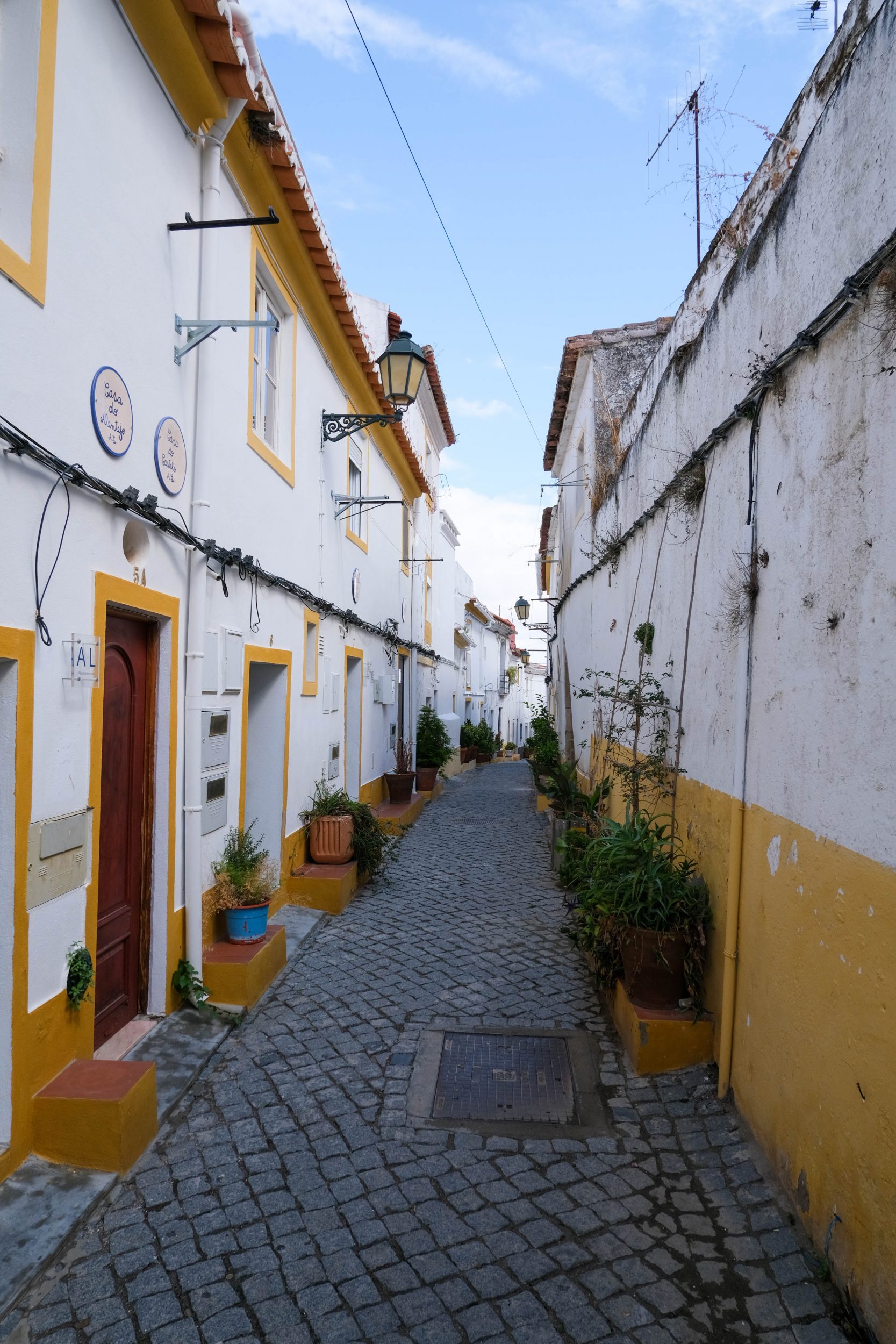 Foto di una stretta strada lastricata e le tipiche case di Elvas, Portogallo.