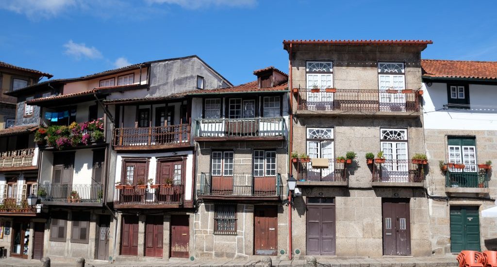 Foto delle case nel centro storico di Guimarães, Portogallo.