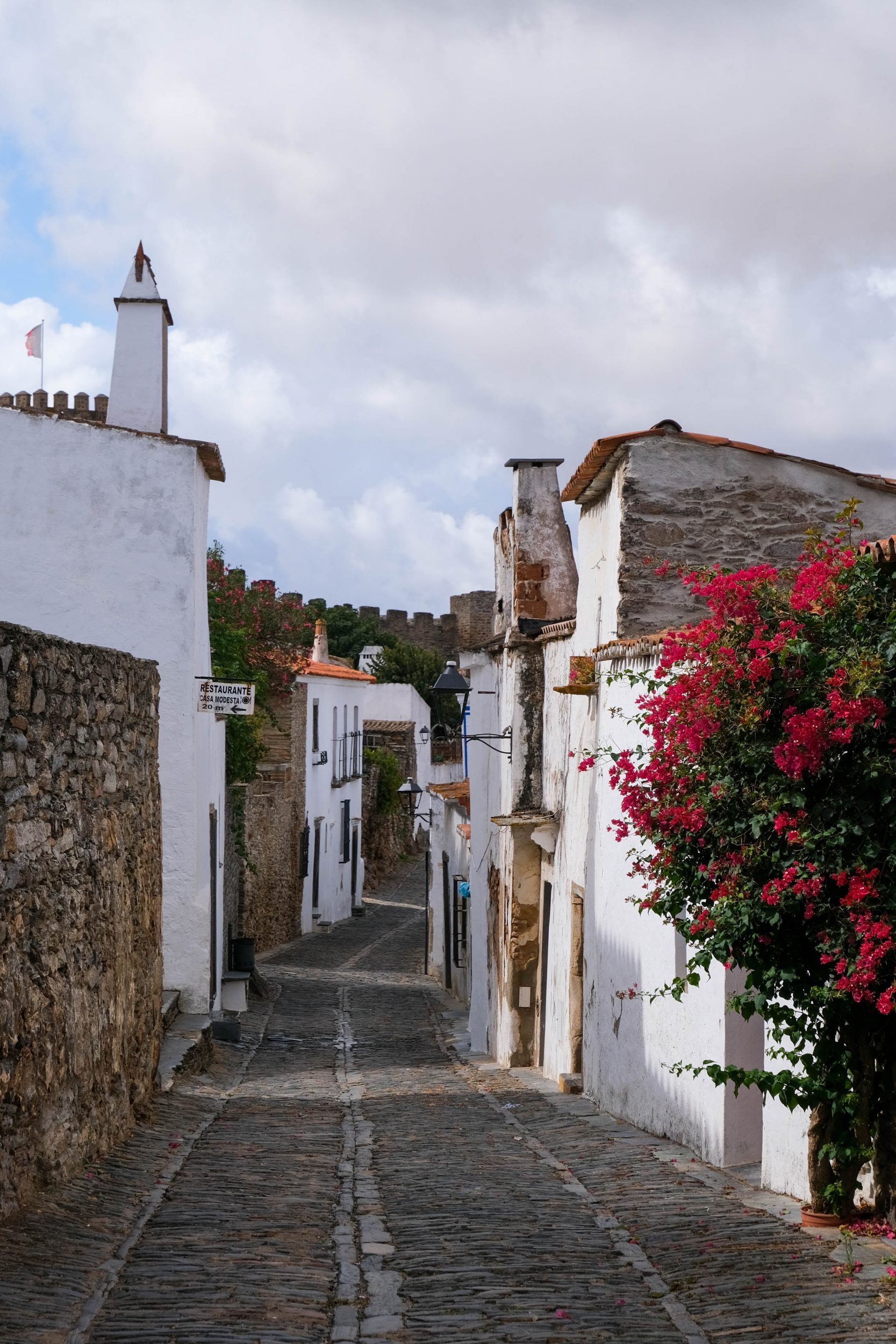 Foto di una strada e le case bianche di Monsaraz, Portogallo.
