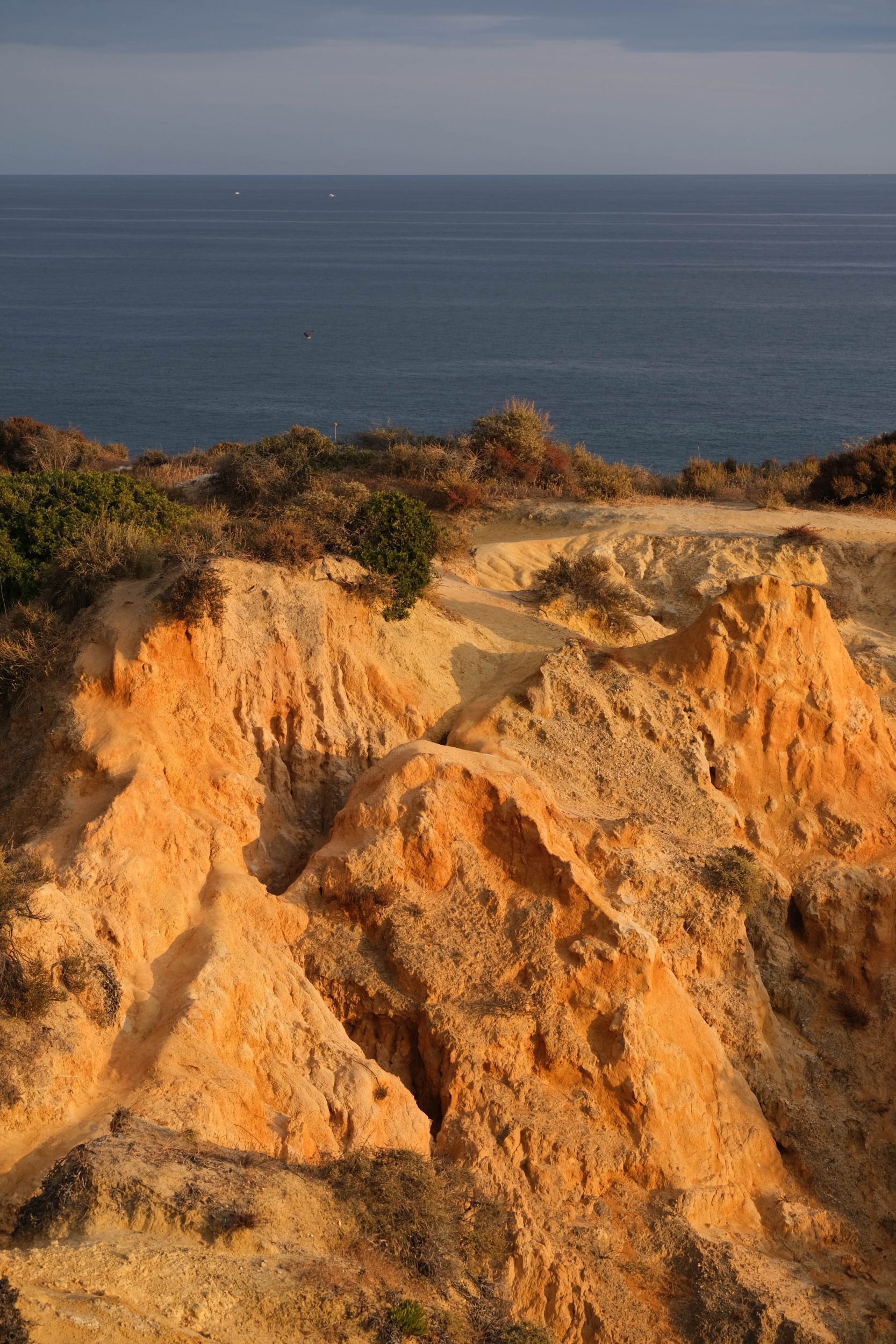 Foto delle formazioni rocciose vicino alla Praia dos Paradinha ad Albufeira, Algarve.