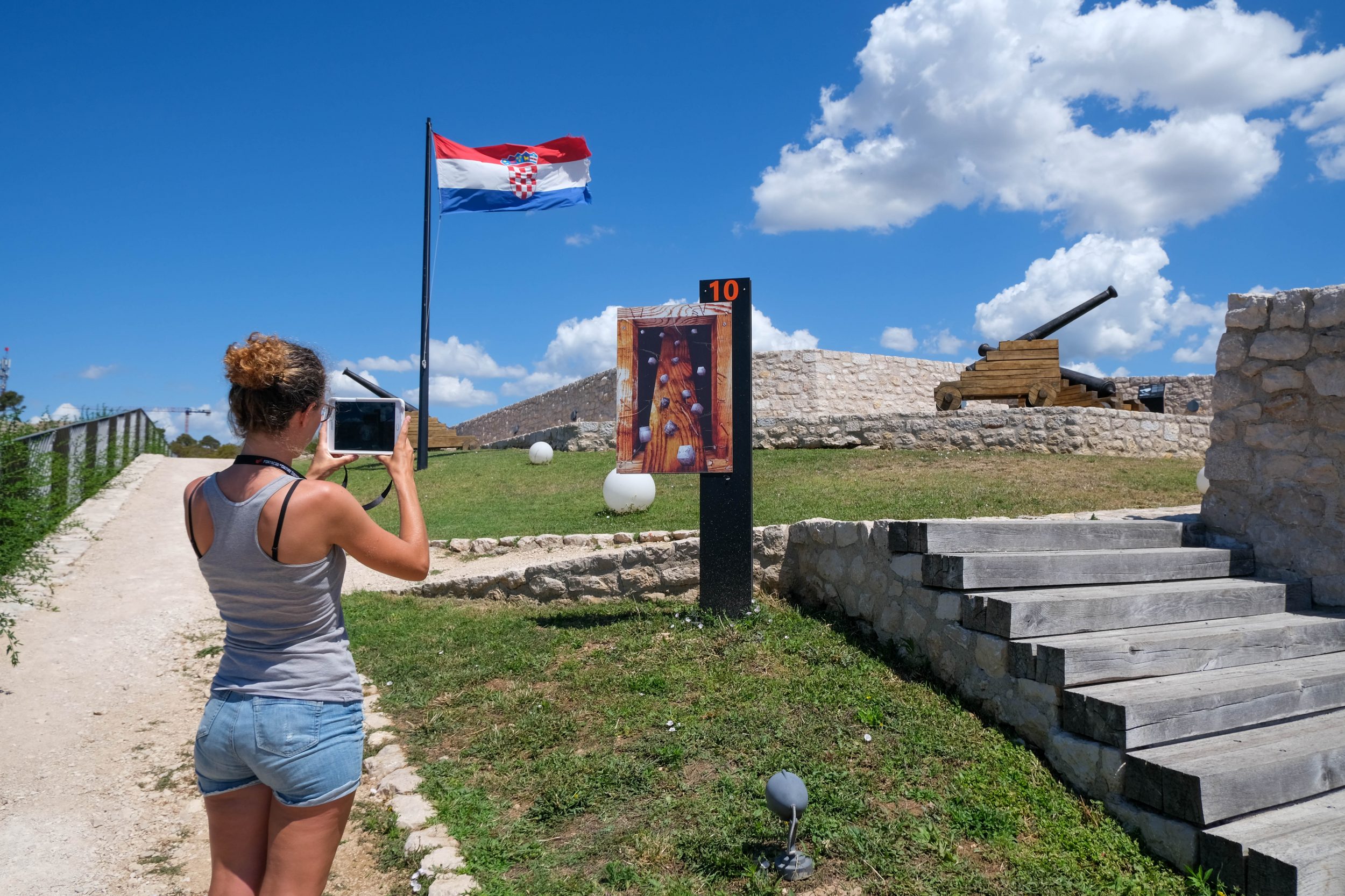 Foto dei pannelli informativi della fortezza Barone a Šibenik, Croazia.