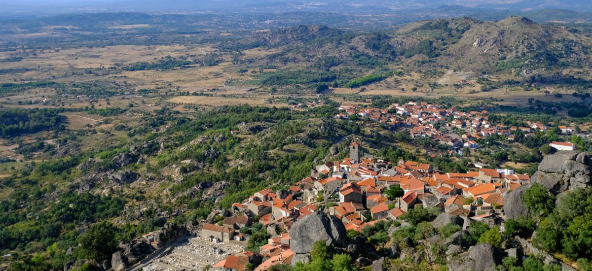 Foto panoramica del borgo di Monsanto, Portogallo.