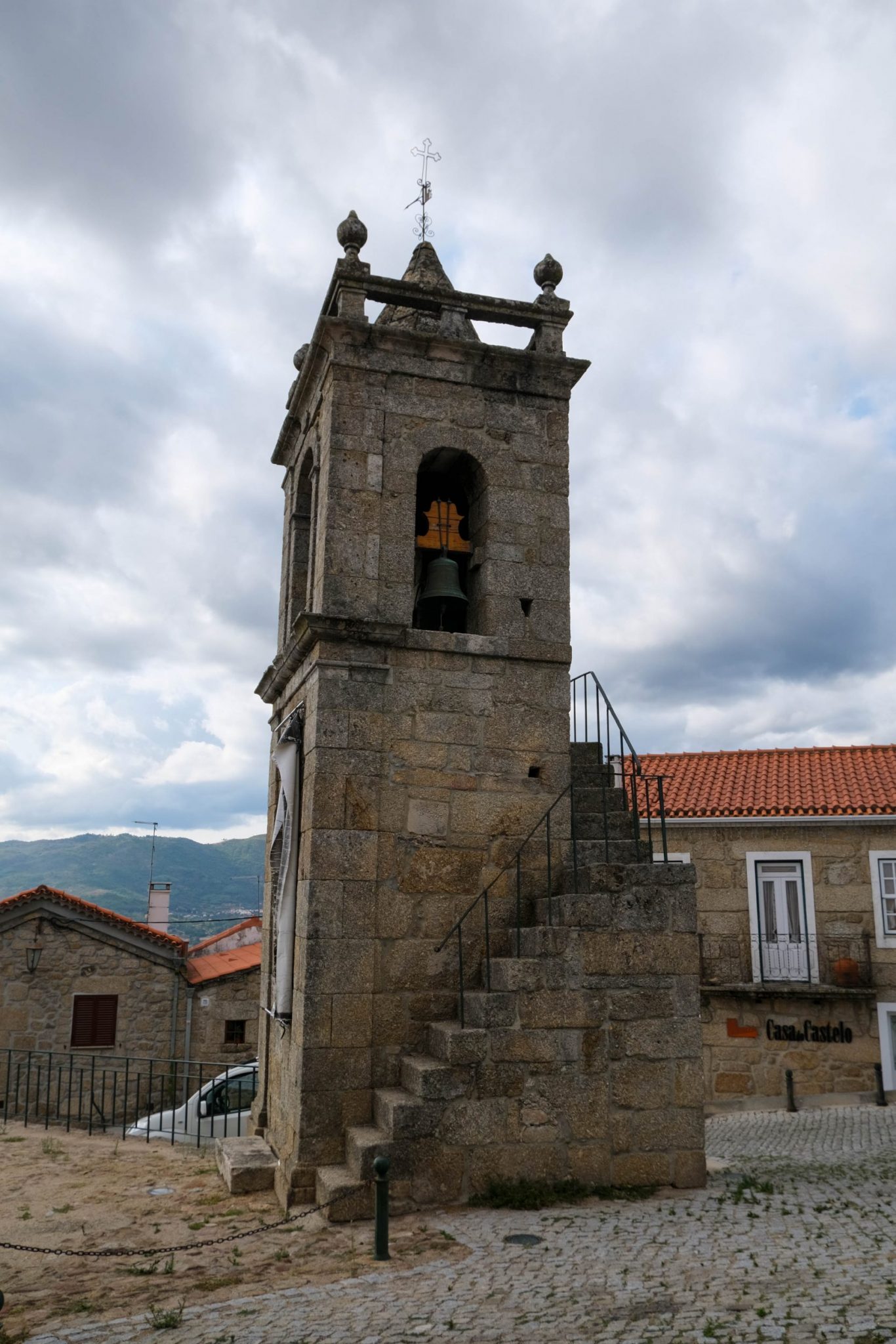 Foto della Igreja de Santiago a Belmonte, nella Serra da Estrela, Portogallo.