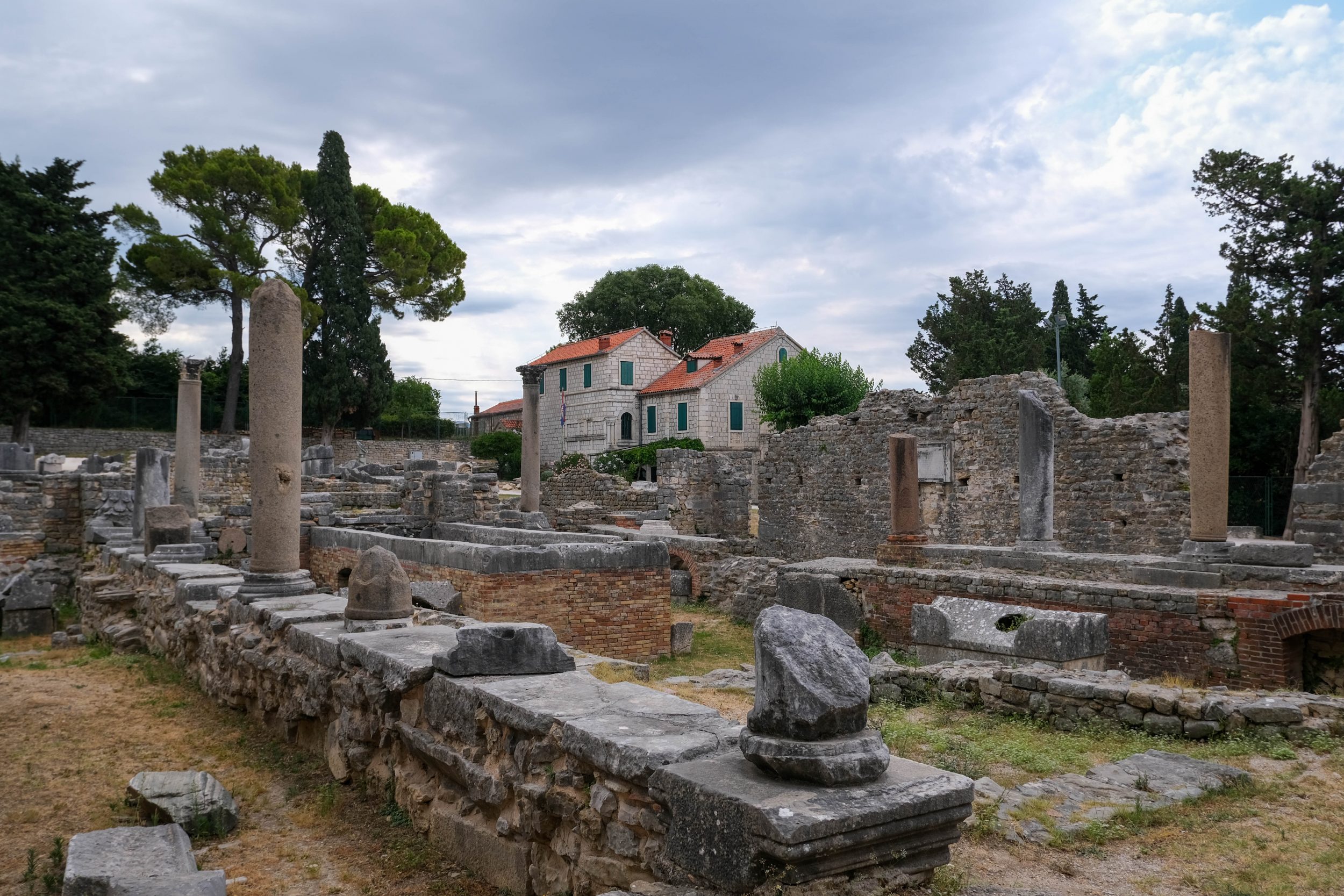 Foto di Manastirine e del Museo Tusculum nell'area archeologica di Salona in Croazia.
