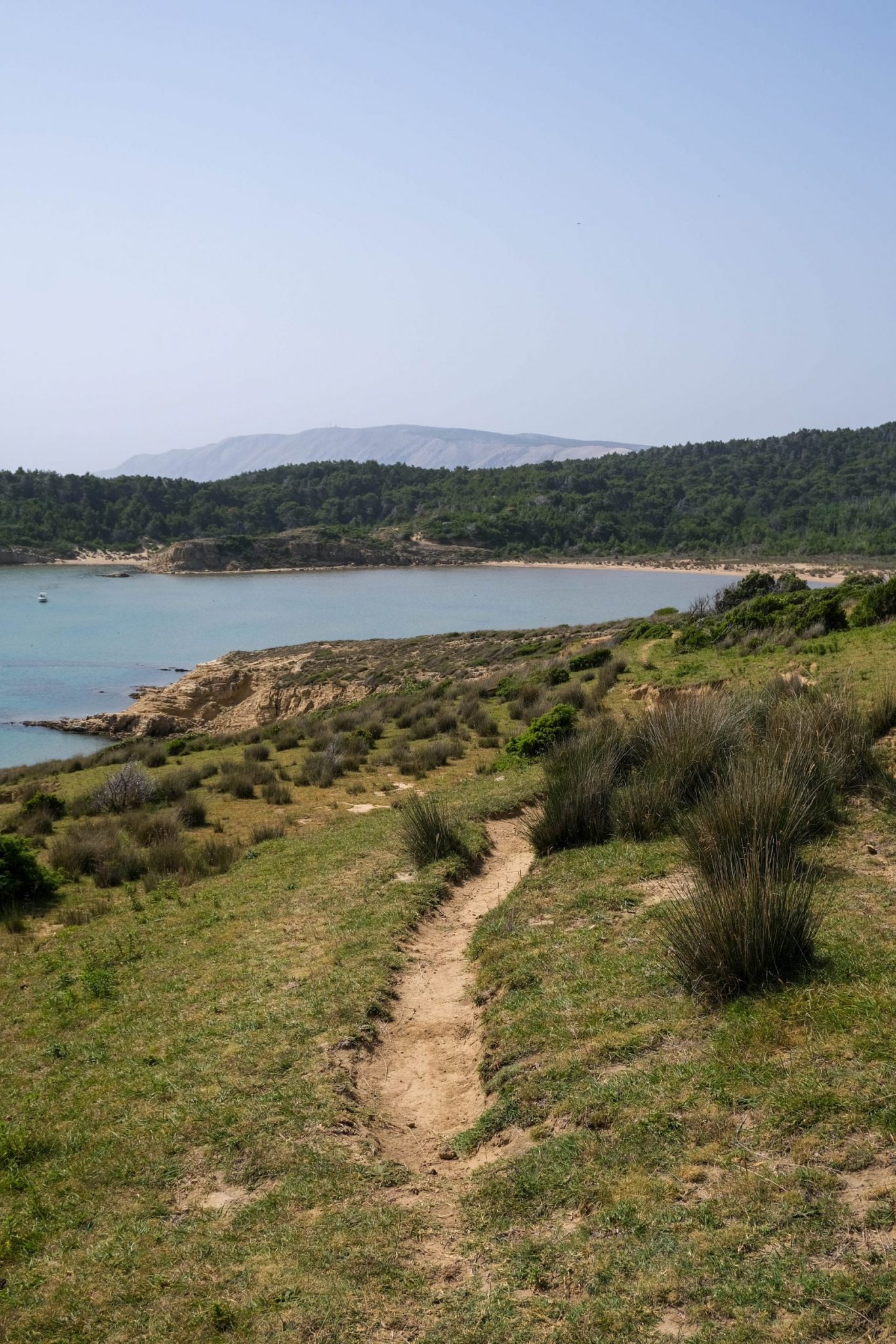 Foto di un sentiero e una baia della Penisola di Lopar, nell'Isola di Rab.