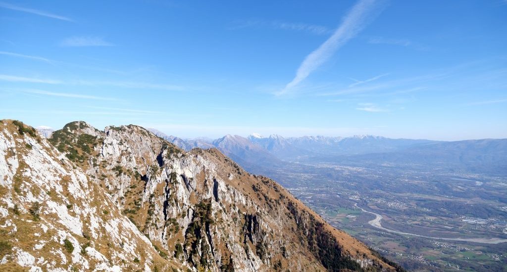 Foto panoramica della Valbelluna dal Monte Pizzocco, Veneto.