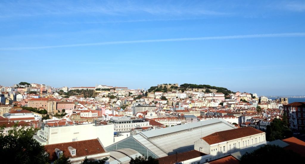 Foto del panorama su Lisbona dal Miradouro de São Pedro de Alcântara.