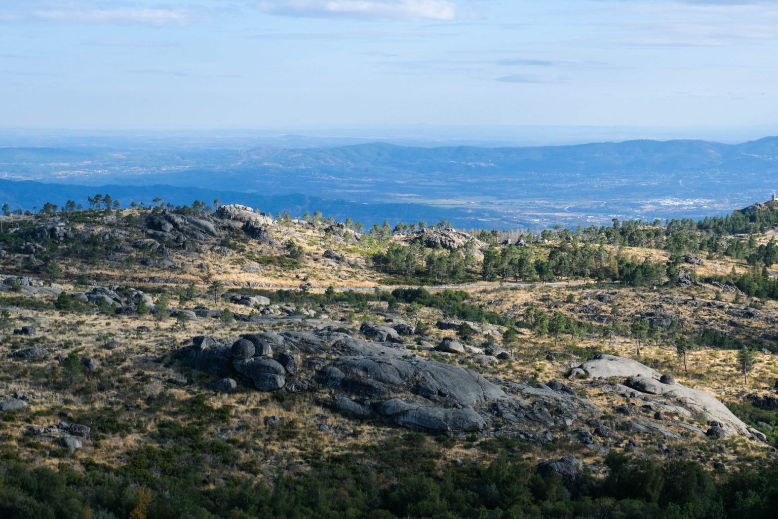 Foto del panorama da Torre, nella Serra da Estrela, Portogallo.
