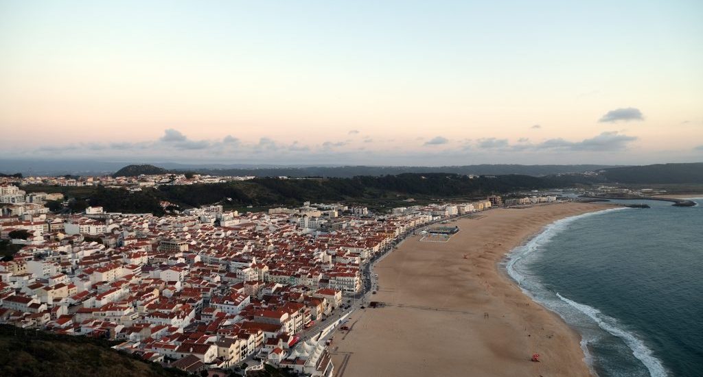 Foto panoramica della spiaggia di Nazaré, Portogallo.