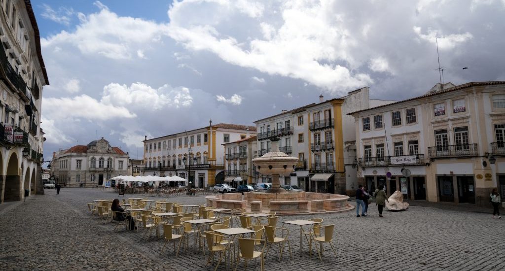 Foto della piazza di Évora, Portogallo.