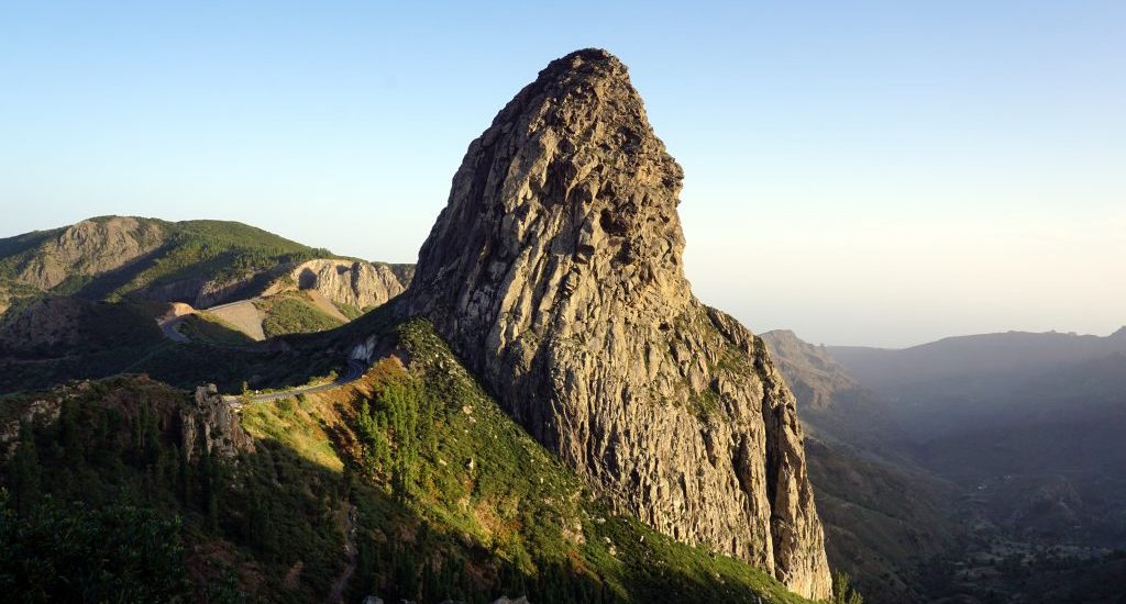 Foto del Roque de Agando visto dal Mirador del Morro de Agando, La Gomera.