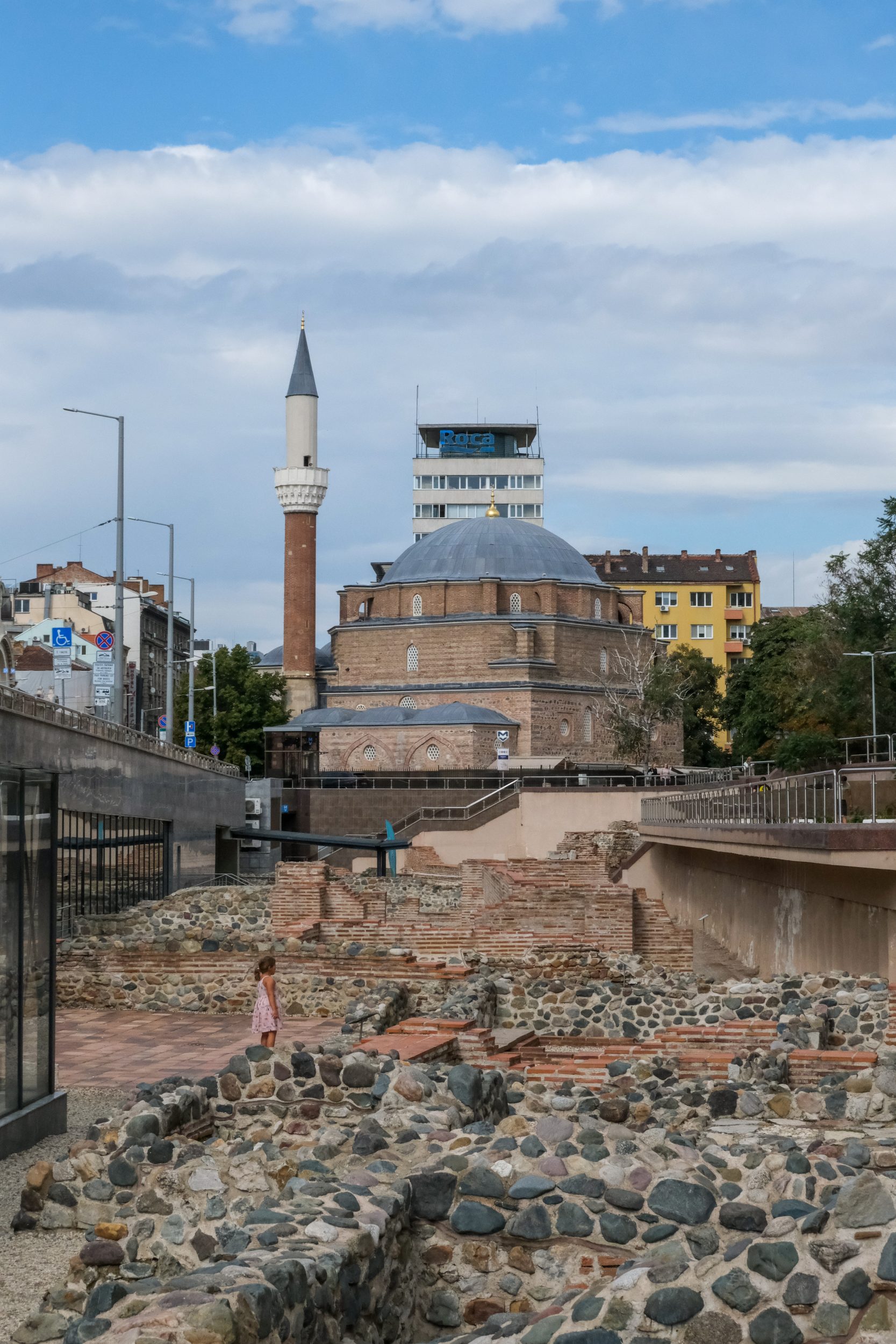 Foto delle rovine romane e della Moschea Banya Bashi a Sofia, Bulgaria.