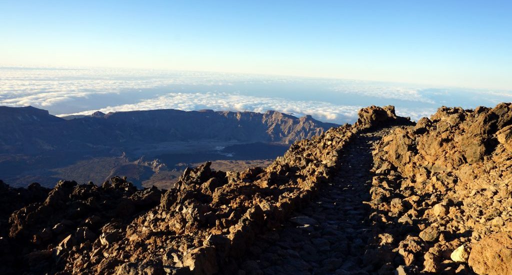 Foto di un sentiero roccioso sul Vulcano Teide.