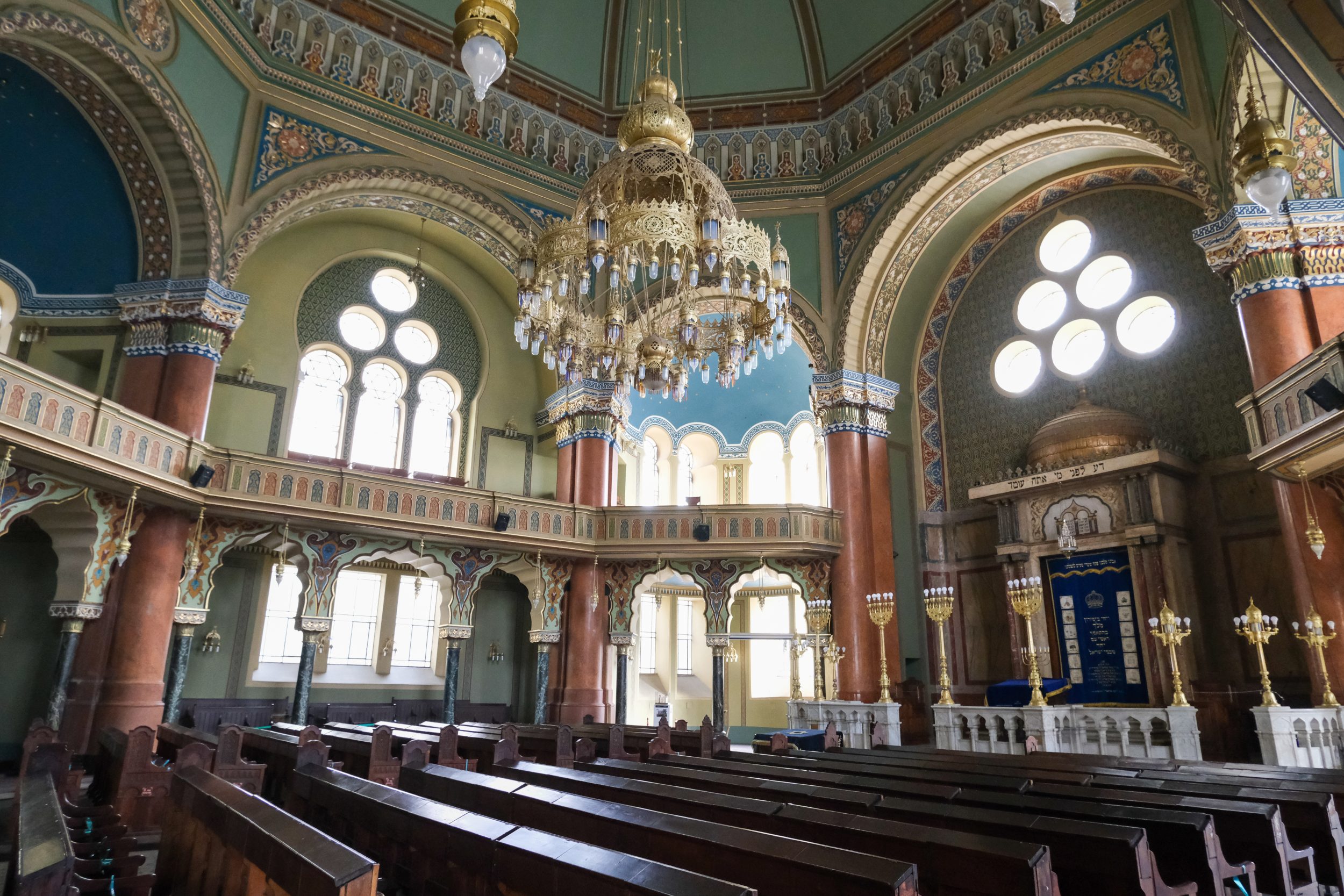 Foto dell'interno della sinagoga di Sofia, Bulgaria.