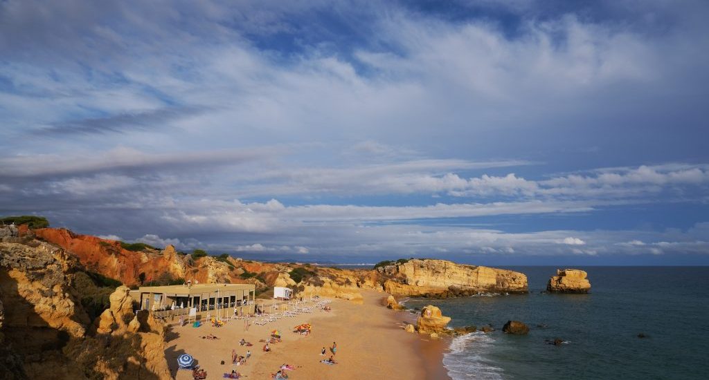 Foto di una spiaggia di Albufeira, Portogallo.