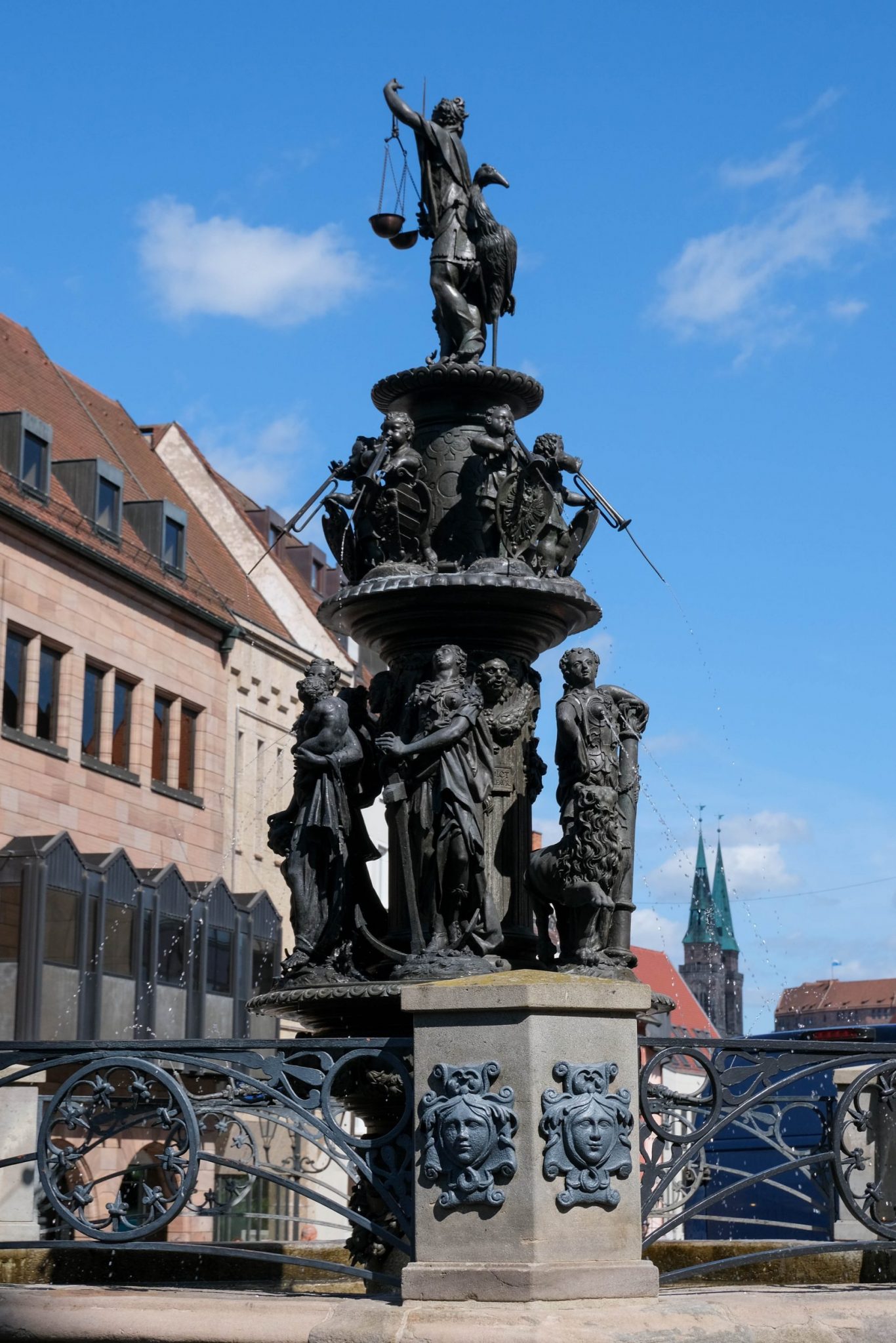 Foto della Tugendbrunnen a Norimberga.