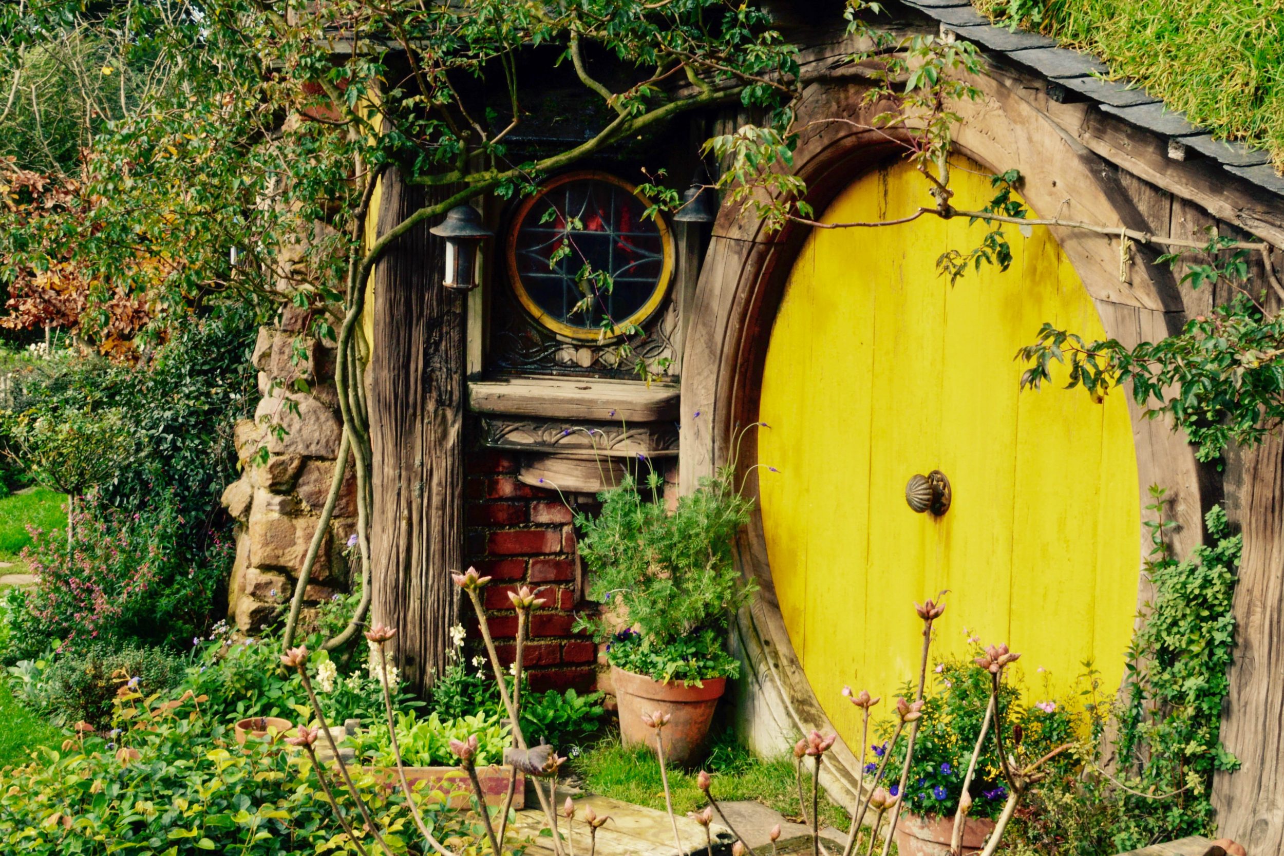 Foto di una casetta a Hobbiton, Nuova Zelanda.