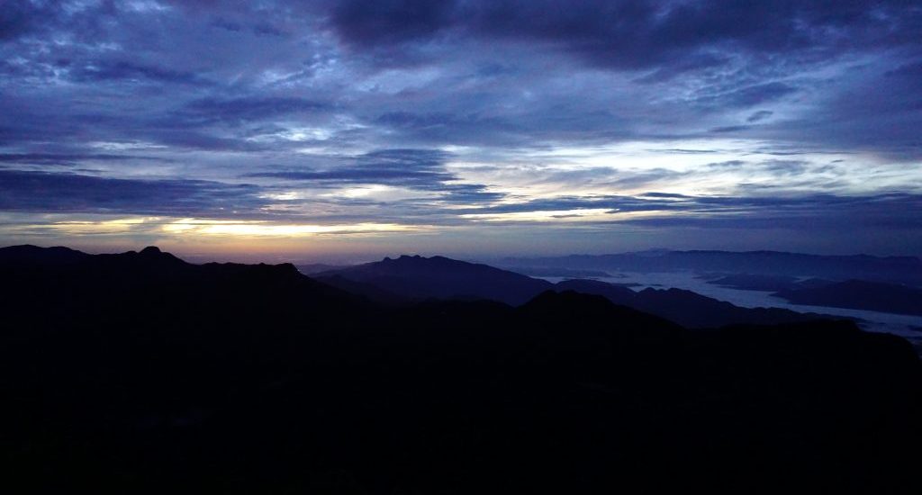 Foto dell'alba vista dall'Adam's Peak, Sri Lanka.