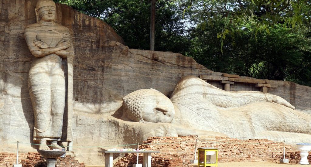 Foto di due statue di Buddha nel tempio Gal Vihara a Polonnaruwa, Sri Lanka.