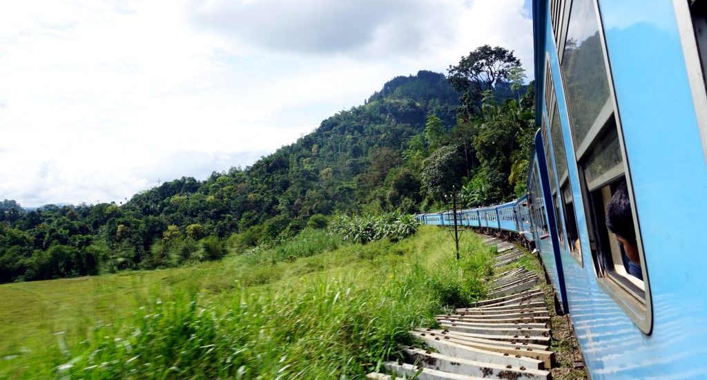 Foto di un treno azzurro in Sri Lanka.