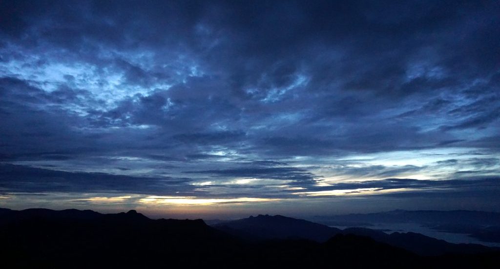 Foto all'alba dalla cima dell'Adam's Peak