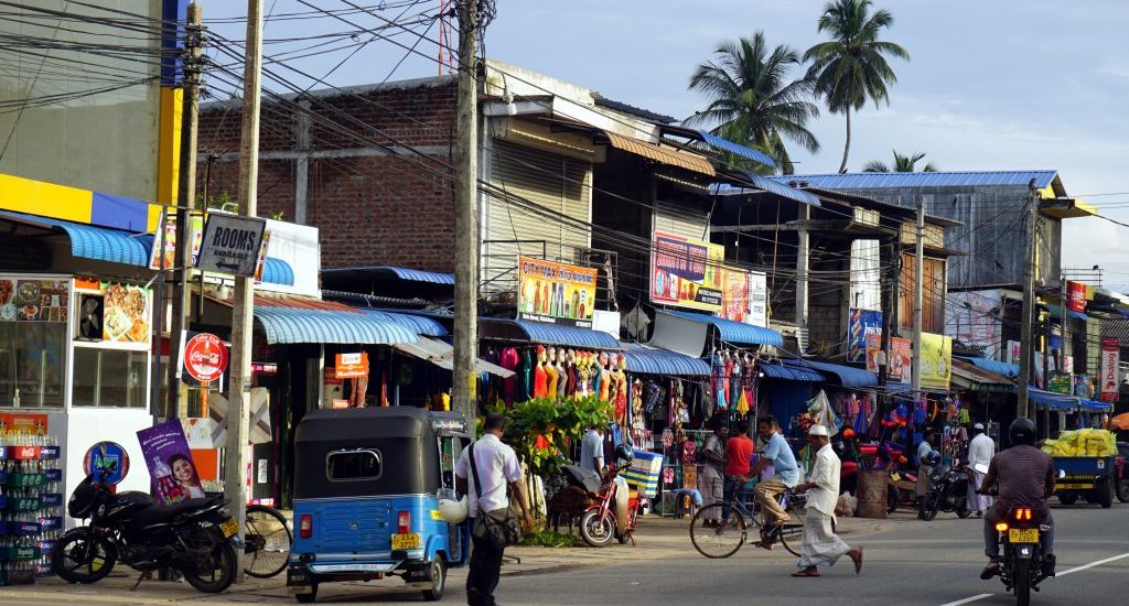 Foto di una tipica strada in una città singalese.