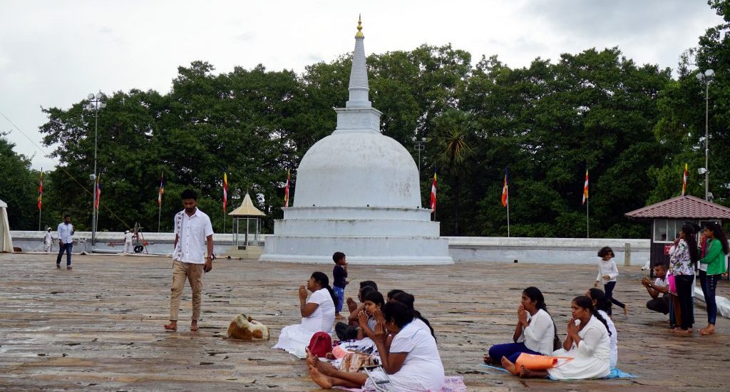 Fedeli vestiti di bianco Anuradhapura