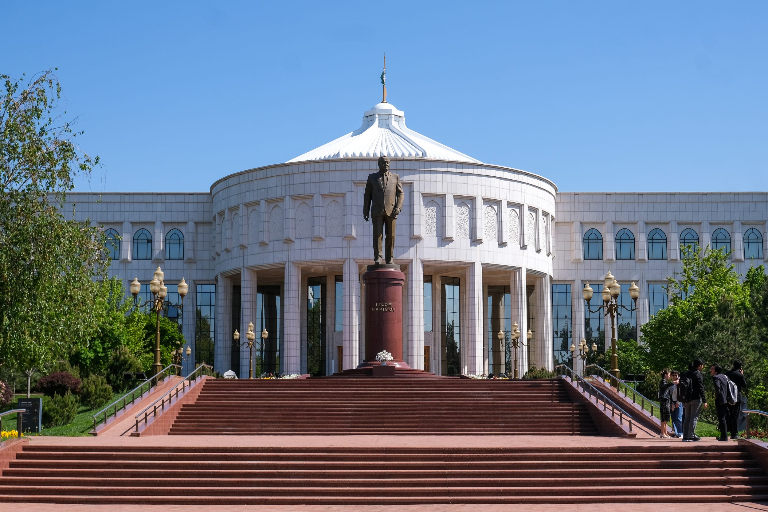 Monumento a Islam Karimov di fronte al palazzo presidenziale