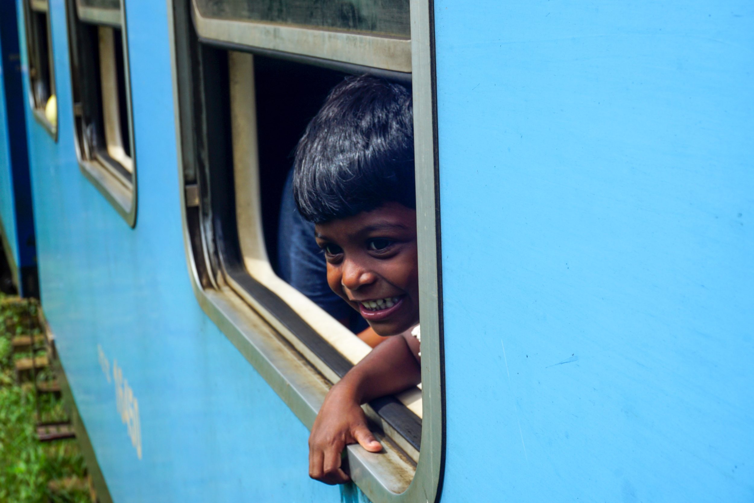 Bambina su un treno in Sri Lanka